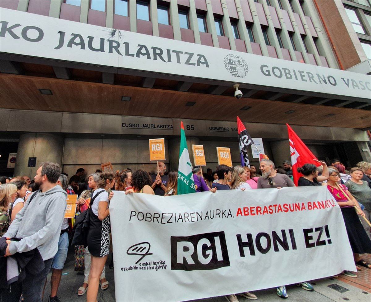 Concentración hoy, frente a la sede del Gobierno Vasco en Bilbao. @EskubideenKarta