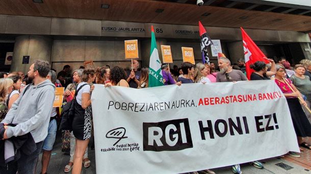 Concentración hoy, frente a la sede del Gobierno Vasco en Bilbao. @EskubideenKarta