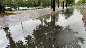 Vitoria-Gasteiz y Araba despiertan con importante tormenta de lluvia y granizo