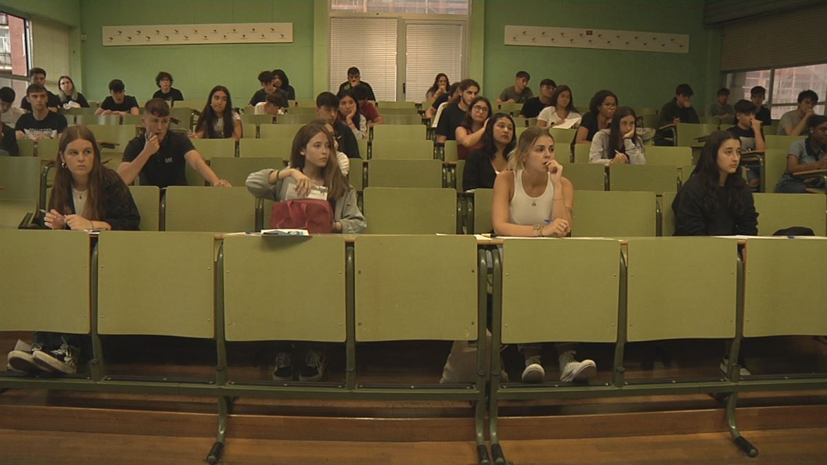 Alumnos en el examen. Imagen obtenida de un vídeo de EITB Media.