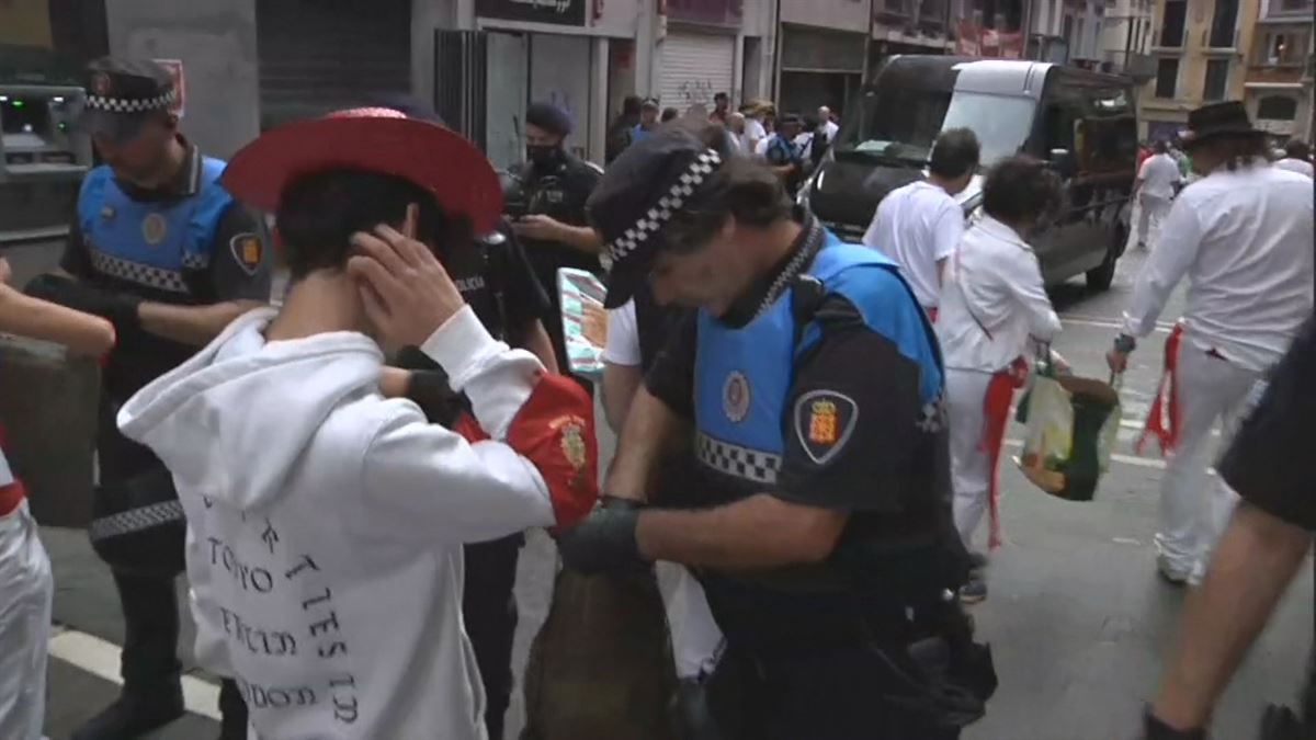 Seguridad a la entrada de la plaza Consistorial. Imagen obtenida de un vídeo de EITB Media.