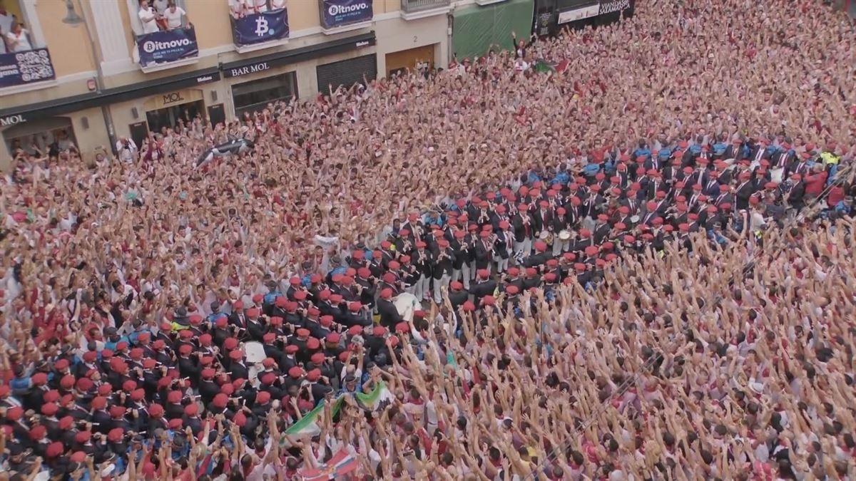 Miles de personas entonan en Pamplona el ''¡Ánimo Pues!''