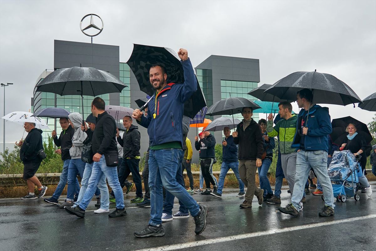 Una de las marchas de la plantilla durante las huelgas de Mercedes. Foto de archivo de EFE. 