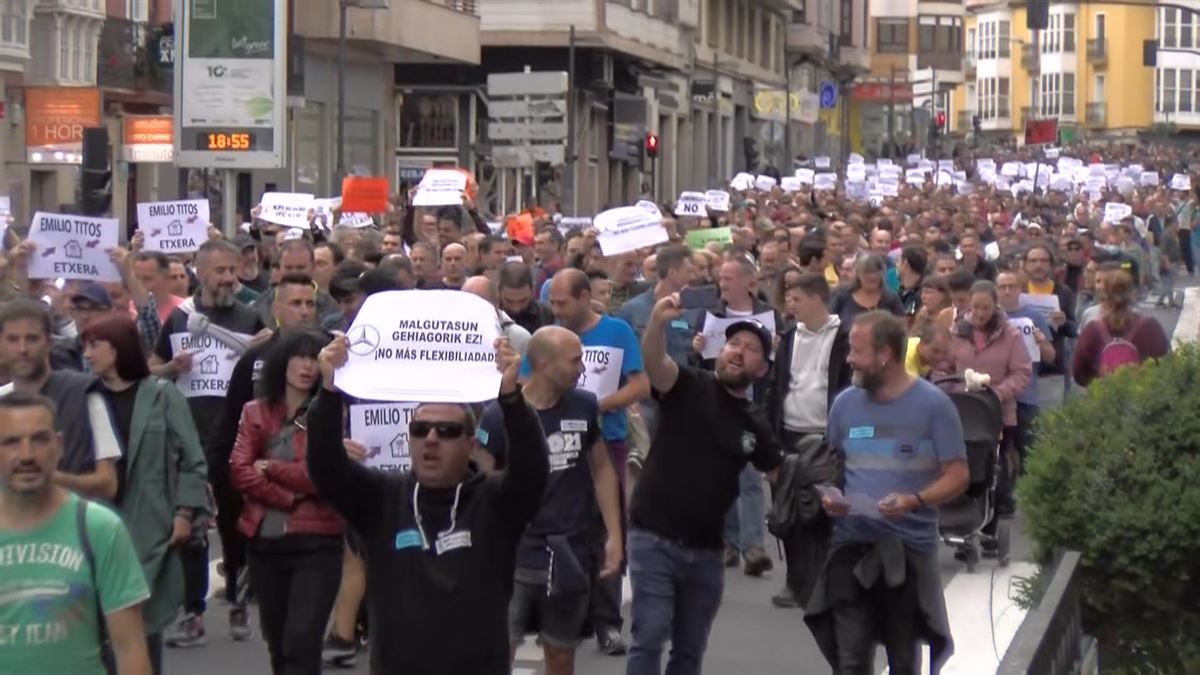 Manifestación convocada por ELA, LAB y ESK hoy en Mercedes Vitoria. 