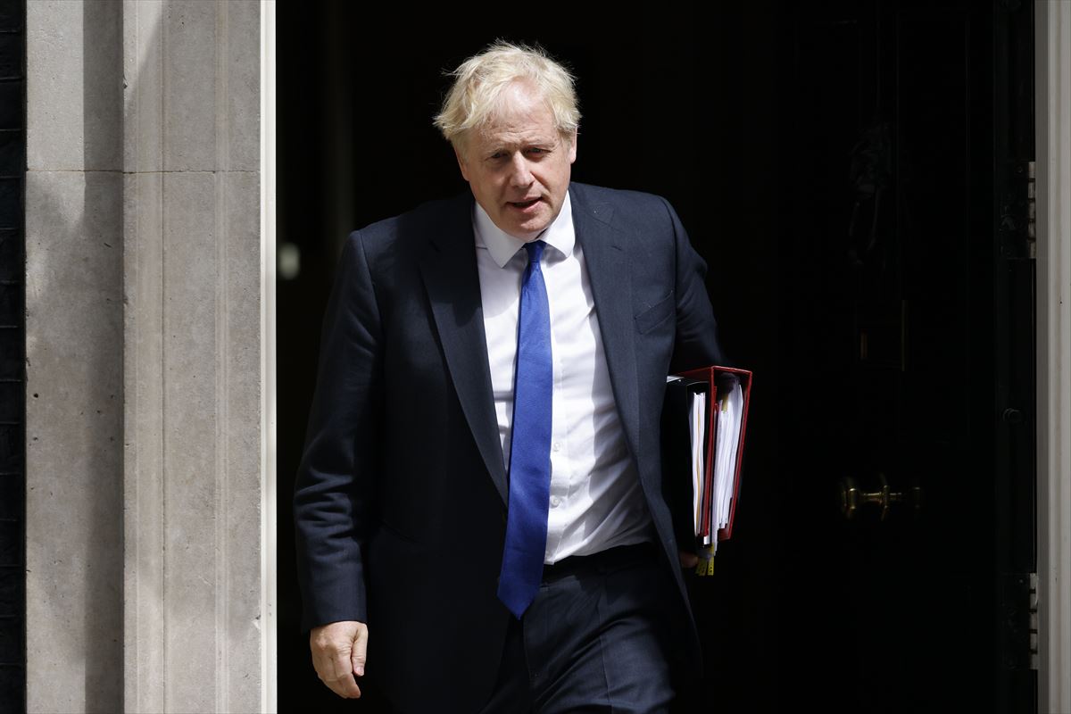 Boris Johnson, atzo, Downing Street-etik ateratzen. EFE