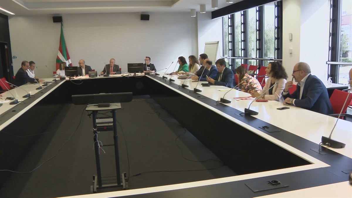 Reunión de la Autoridad del Transporte de Euskadi. Imagen obtenida de un vídeo de EITB Media.