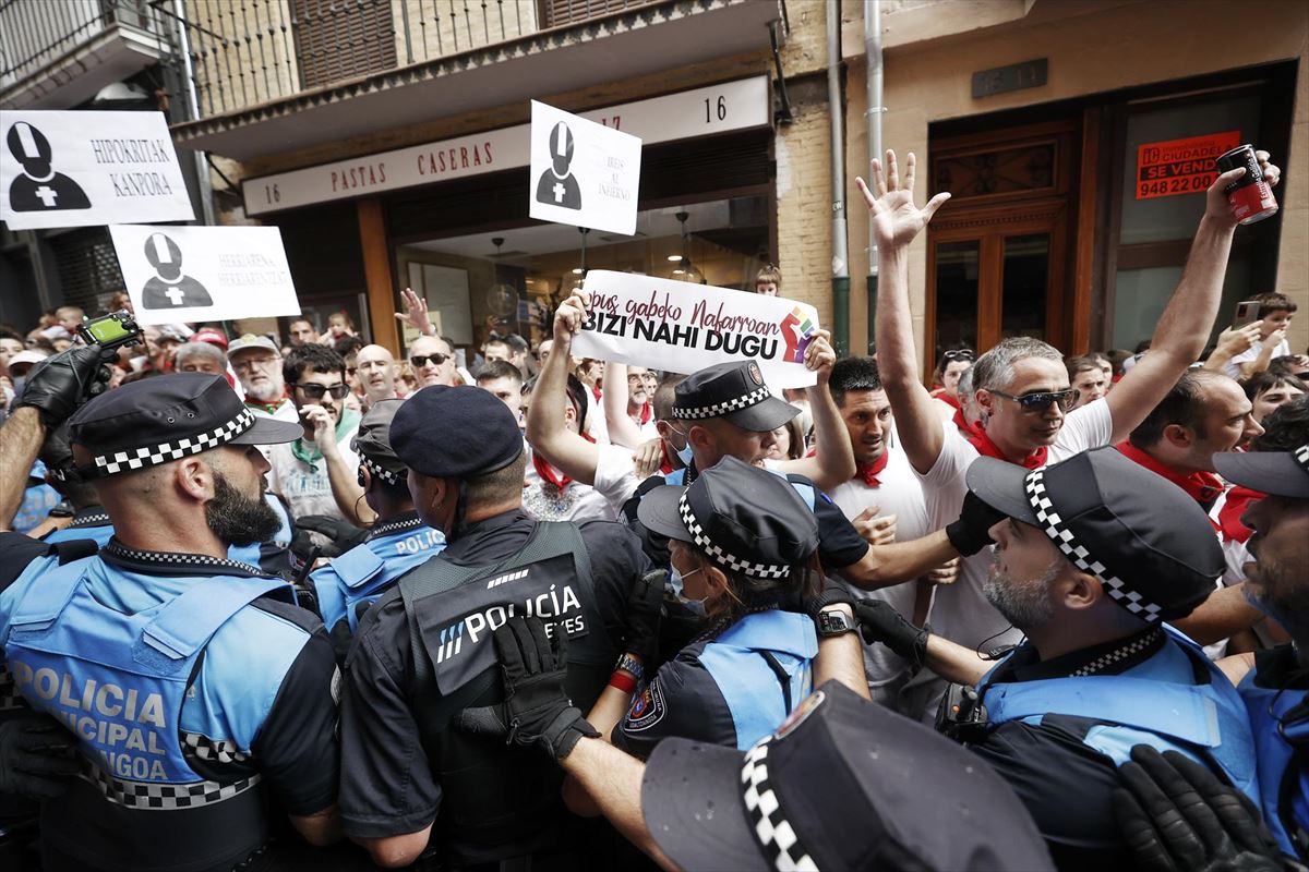 Protesta en la calle Curia de Pamplona durante la procesión de San Fermín. Foto: EFE