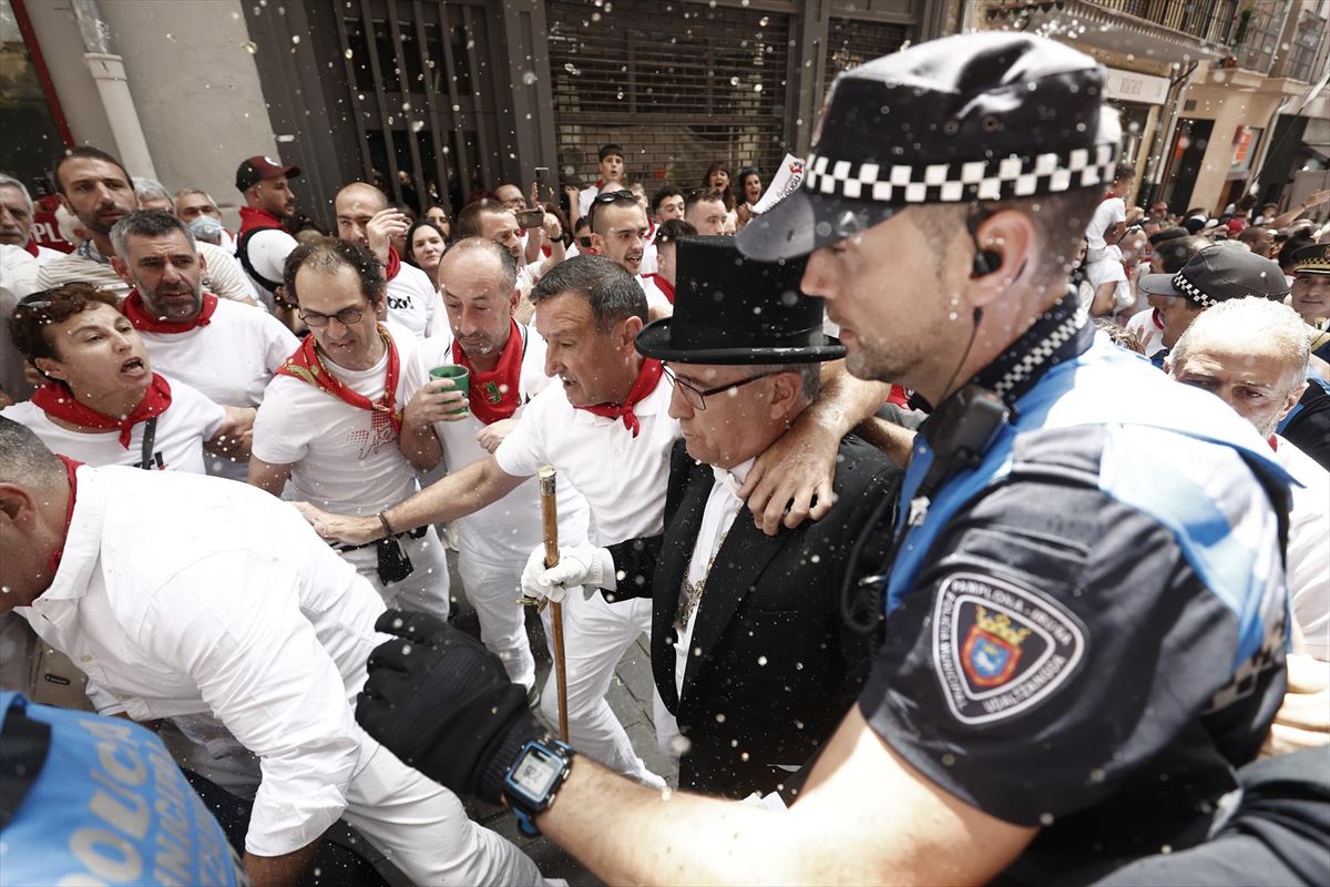 El alcalde de Pamplona, Enrique Maya, custodiado en la calle Curia. Foto: EFE