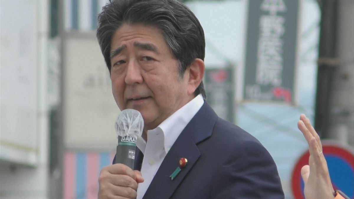 Shinzo Abe, eraso baino segundo batzuk lehenago. EiTB Mediaren bideo batetik ateratako irudia.