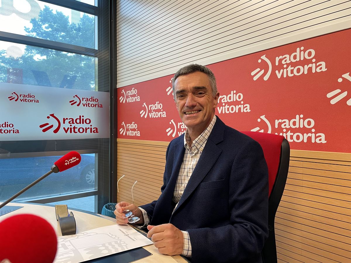 Jonan Fernandez, Radio Vitoriako estudioetan. Argazkia: EITB MEDIA