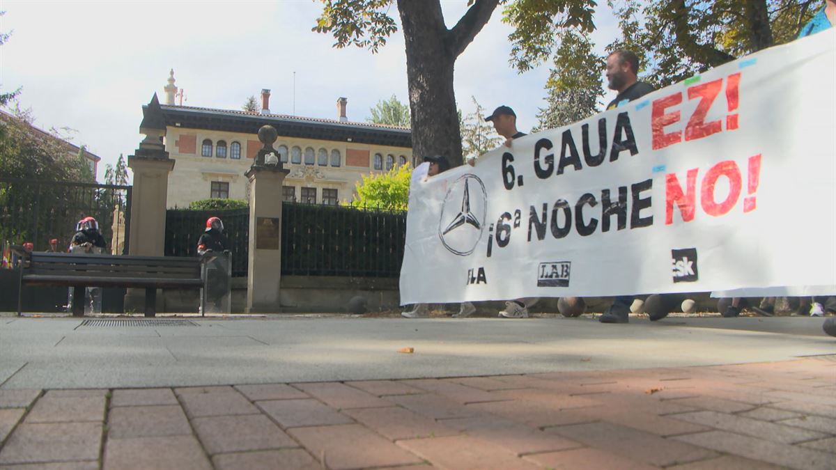 Manifestantes ante Ajuria Enea. Imagen obtenida de un vídeo de EITB Media.