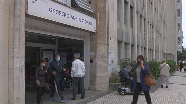 Personas con mascarilla en el exterior de un ambulatorio. EITB Media