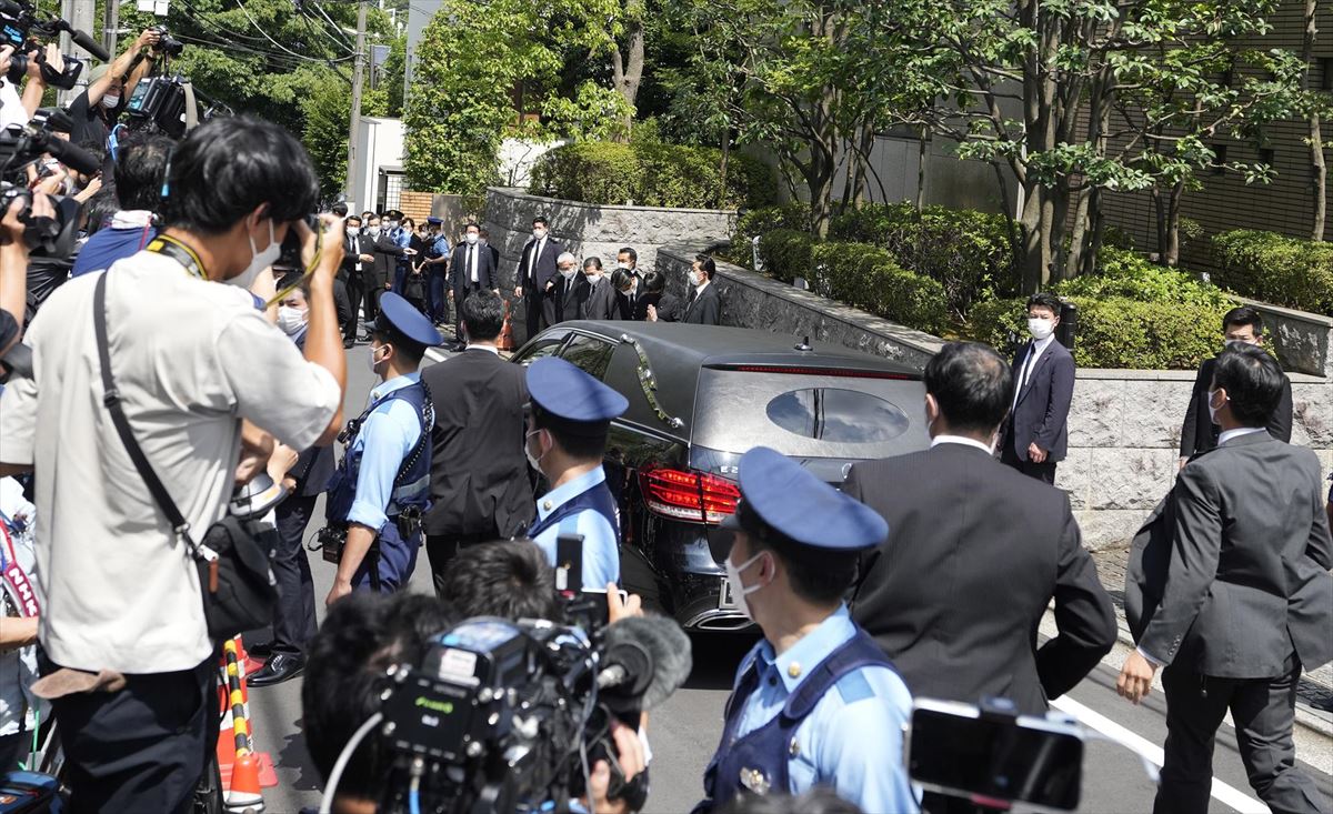 Un coche fúnebre que transporta el cuerpo del asesinado Shinzo Abe llega a su residencia. Foto: EFE