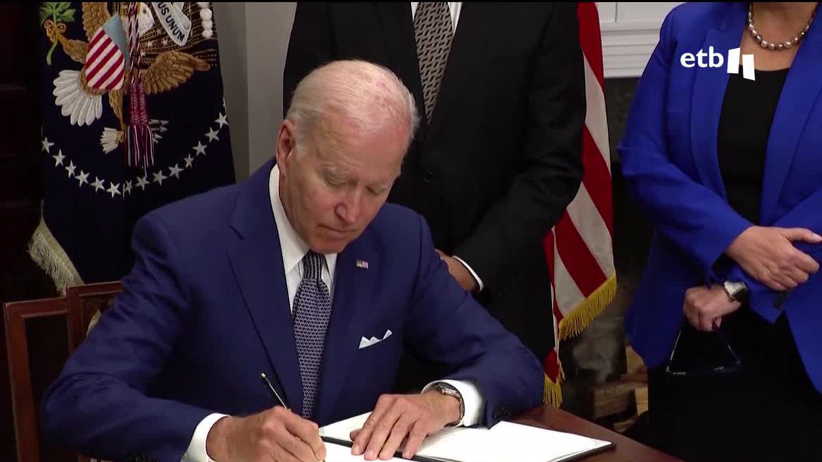 Joe Biden firma un decreto para garantizar el derecho al aborto
