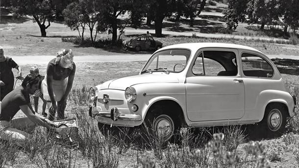 Familia de Pic-Nic junto a un Seat 600                                                              