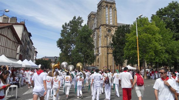 Baiona, de fiesta. Foto cedida por Koldo del Horno a EITB. 