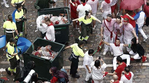 La plaza del ayuntamiento tras el chupinazo de sanfermines. 