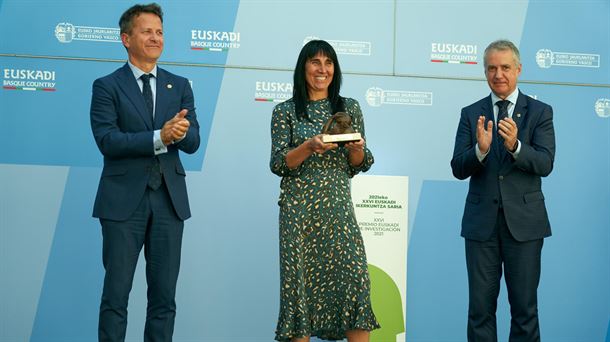 La psicóloga, catedrática y exrectora de la UPV/EHU Nekane Balluerka recibel el premio. Foto: EFE