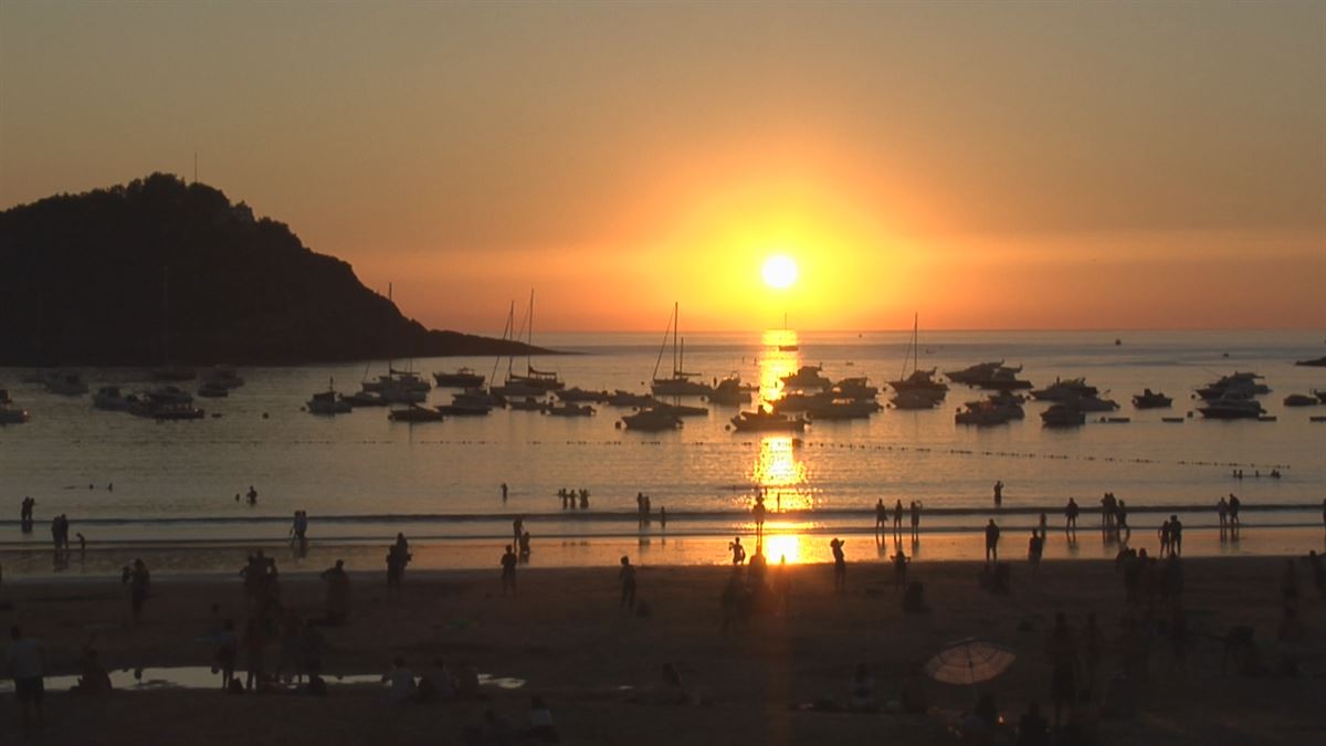 Puesta de sol en San Sebastián. Imagen obtenida de un vídeo de EITB Media.
