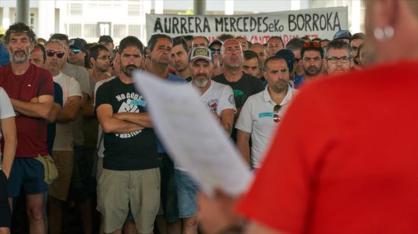 Un representante sindical explica el contenido del preacuerdo a la plantilla. 