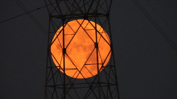 Superluna del ciervo, el pasado mes de julio. Foto: Joxe Zubieta