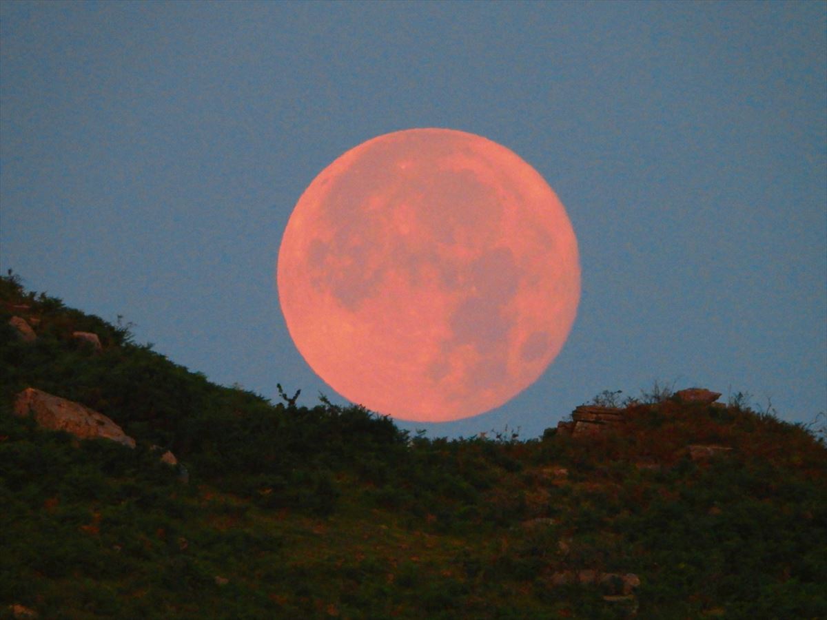 La superluna anoche. Foto: Joxe Zubieta.