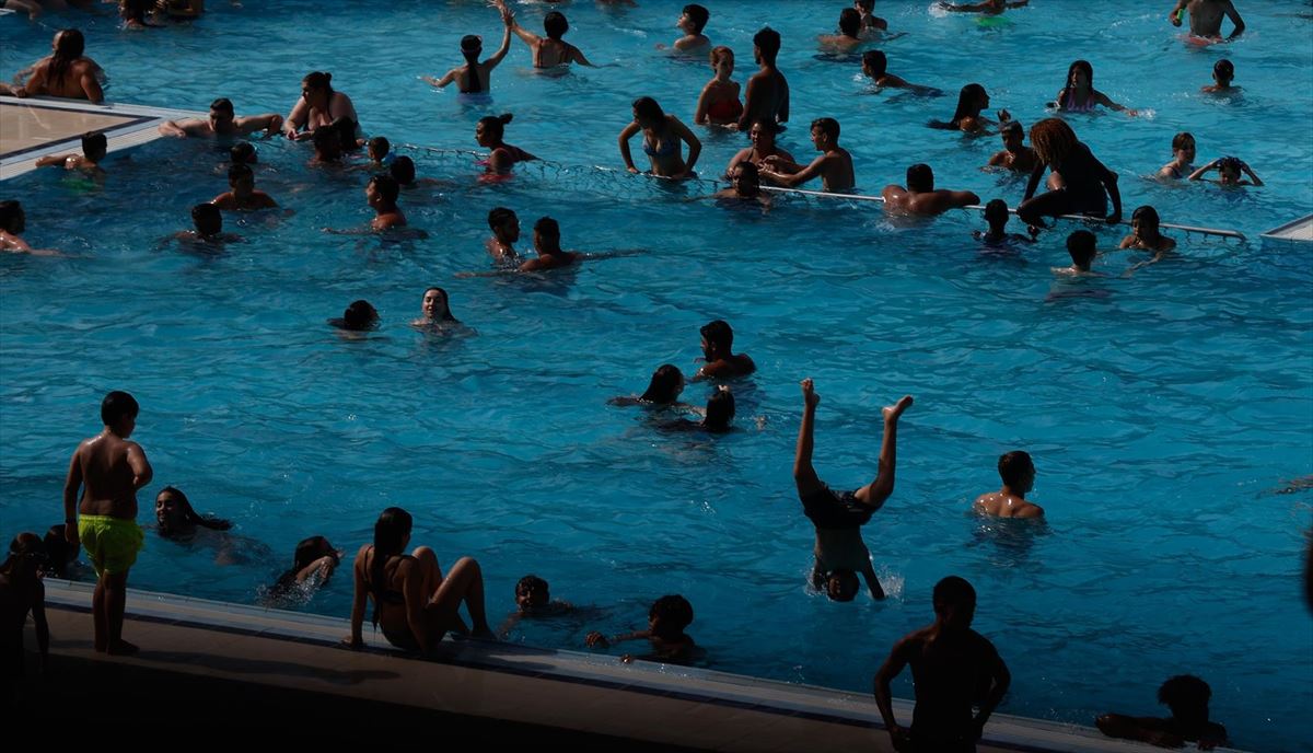 Imagen de archivo de una piscina llena. Foto: EFE
