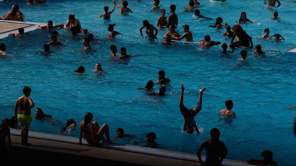 Imagen de archivo de una piscina llena. Foto: EFE