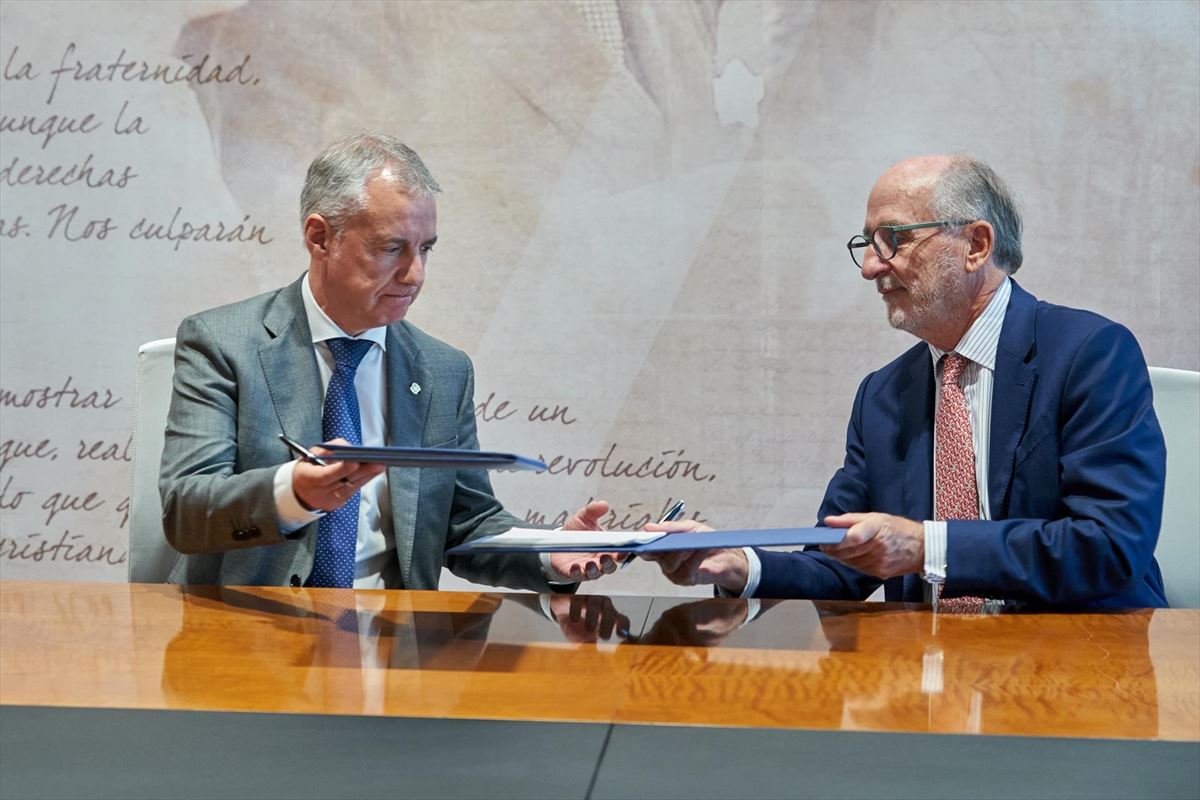 El lehendakari Iñigo Urkullu y el presidente de Repsol, Antonio Brufau, firman un acuerdo. Foto: EFE
