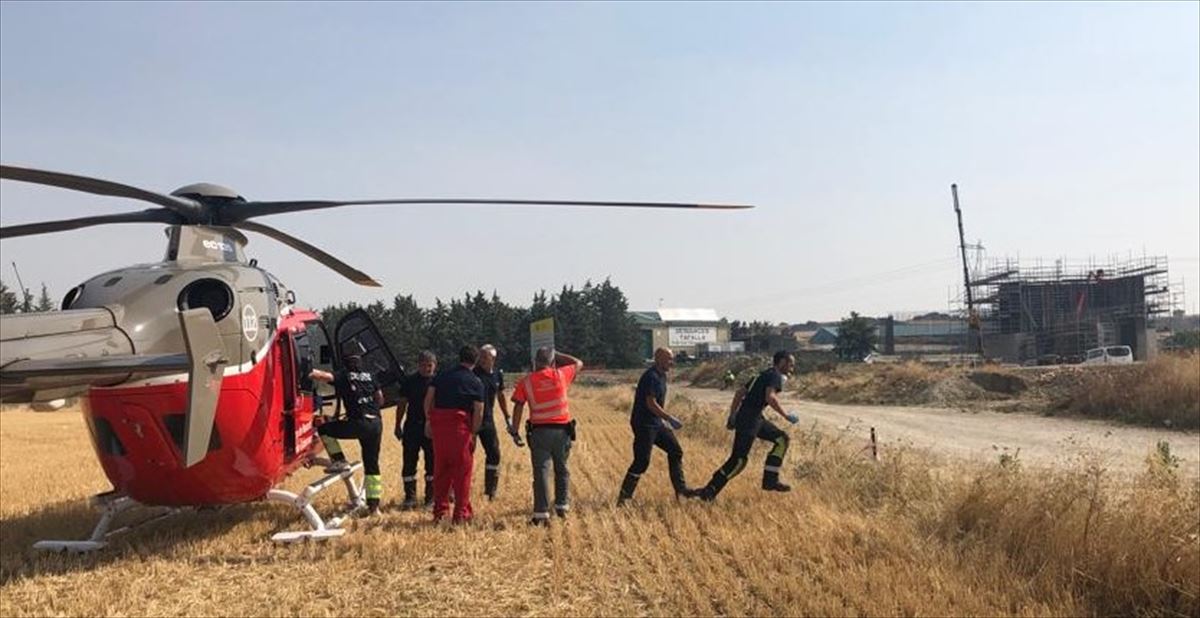 El helicóptero del Gobierno de Navarra en el lugar del accidente. Foto de archivo: Policía Foral