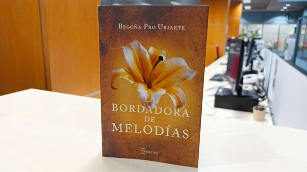 Portada de 'Bordadora de melodías', la nueva novela de Begoña Pro Uriarte.