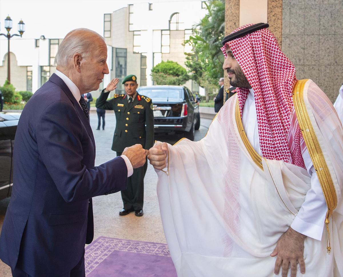 Choque de puños entre Joe Biden y Mohamed bin Salmán. Foto: EFE