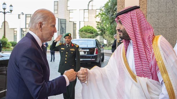 Joe Biden eta Bin Salman Saudi Arabiako printzea