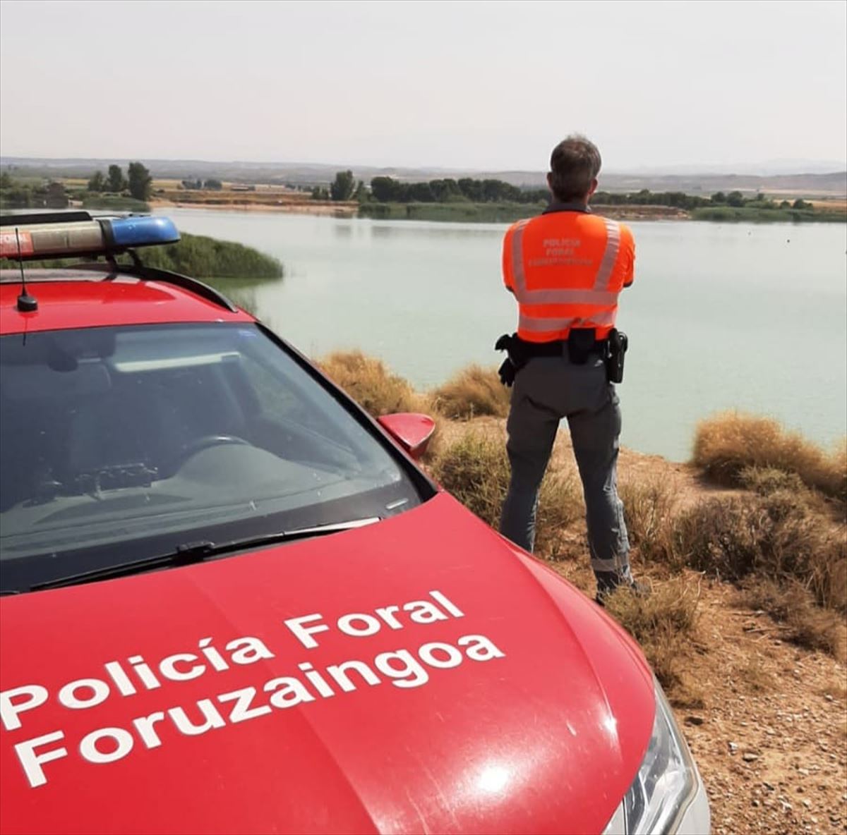 Un policía foral, en el río Aragón. Foto: Policía Foral