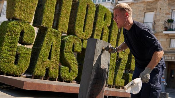 Un trabajador se refresca en una fuente de Vitoria-Gasteiz el pasado julio. Foto: EFE