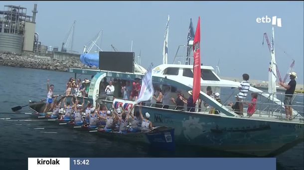 Las remeros de Donostiarra ondeando la bandera. Imagen: EITB Media.