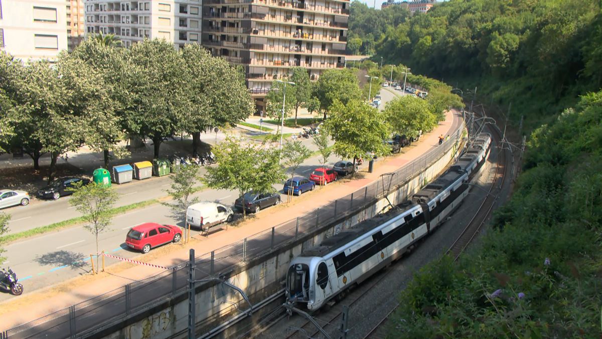 El tren descarrilado en San Sebastián. Foto: EFE