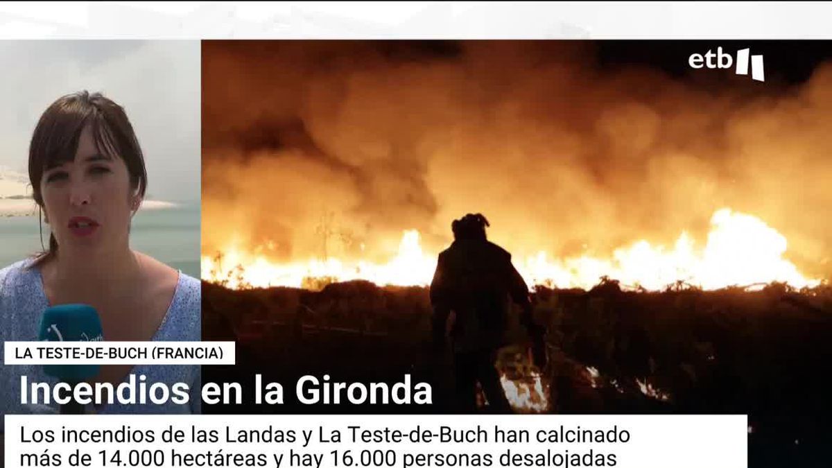 Bomberos trabajando en Las Landas, esta pasada noche. EFE