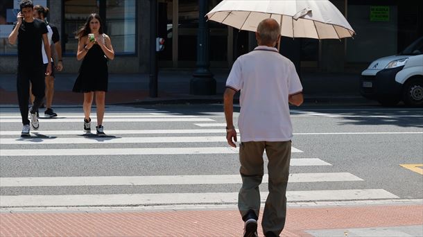 Un hombre se protege del calor. 