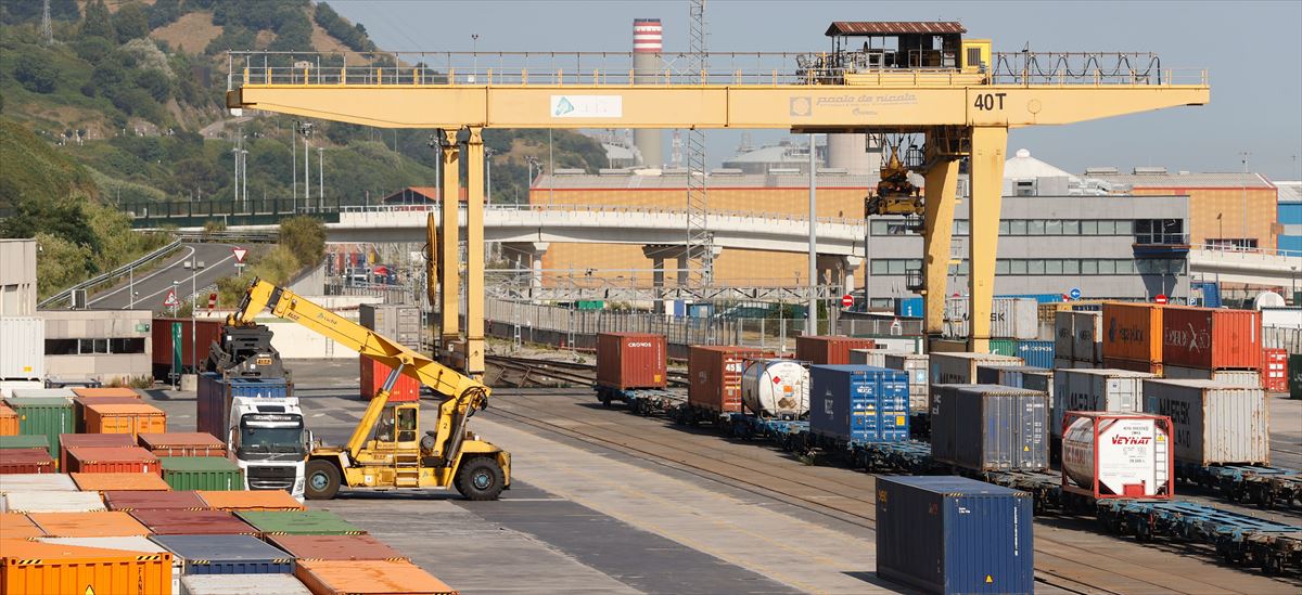 Una grúa carga un contenedor en el Puerto de Bilbao. Foto: EFE