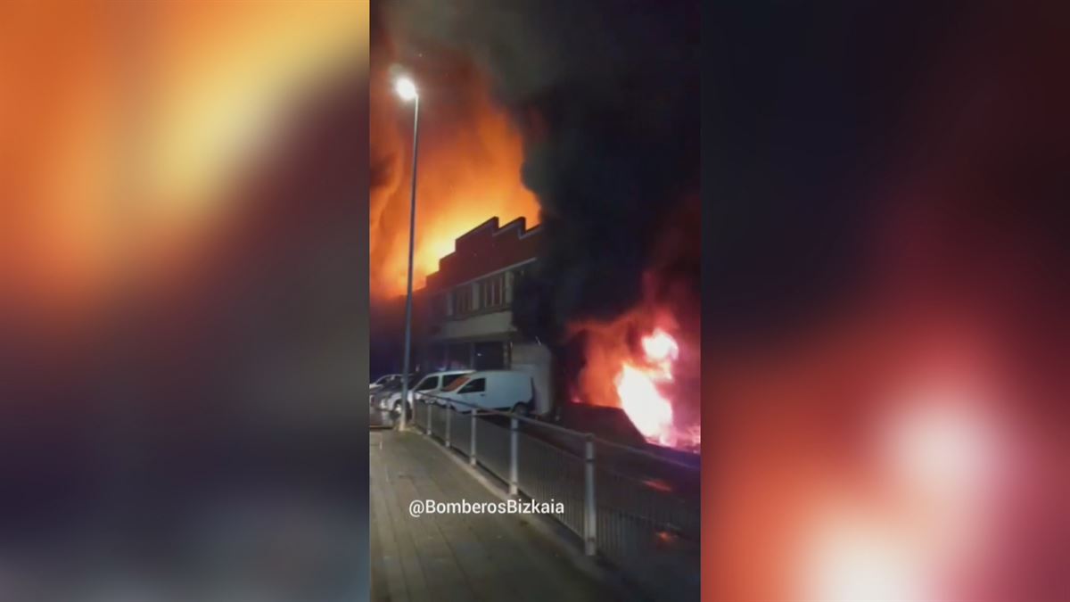 Incendio en Lemoa. Imagen obtenida de un vídeo de @BomberosBizkaia.