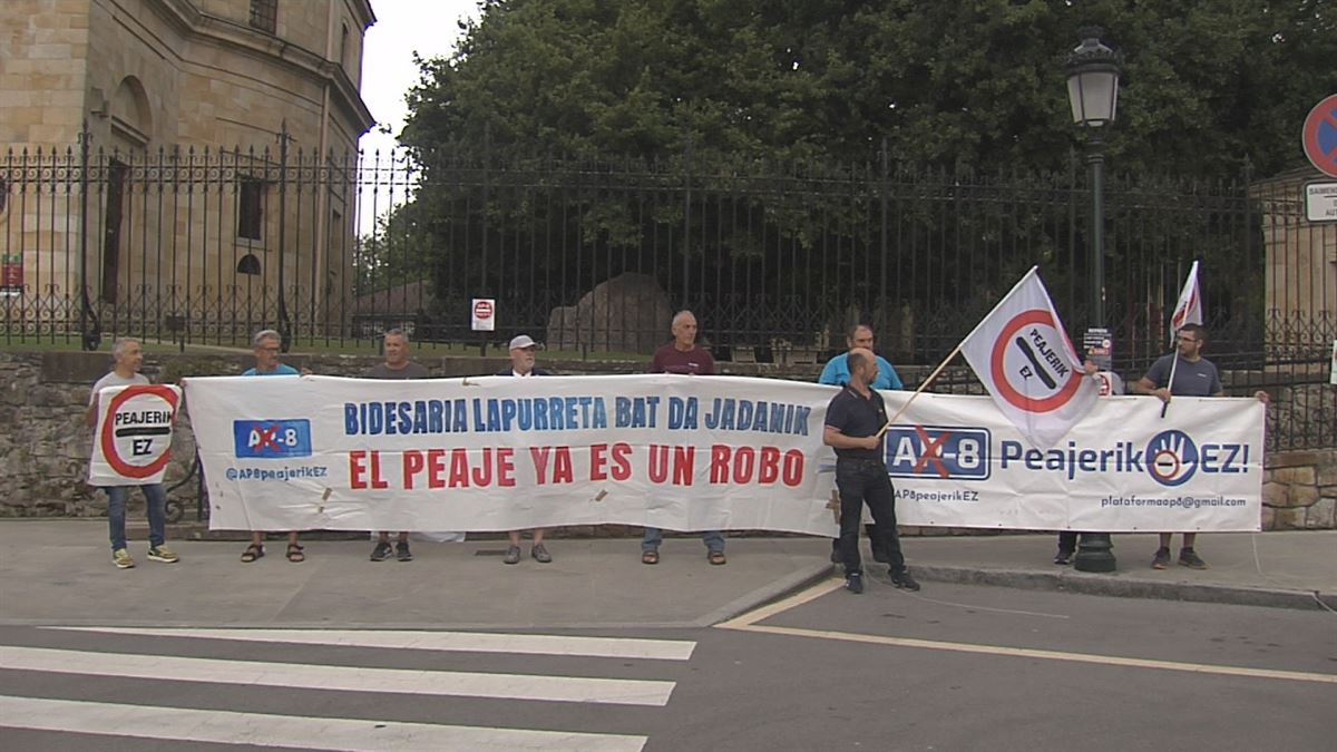 Concentración de los transportistas vizcaínos en Gernika contra los peajes para camiones