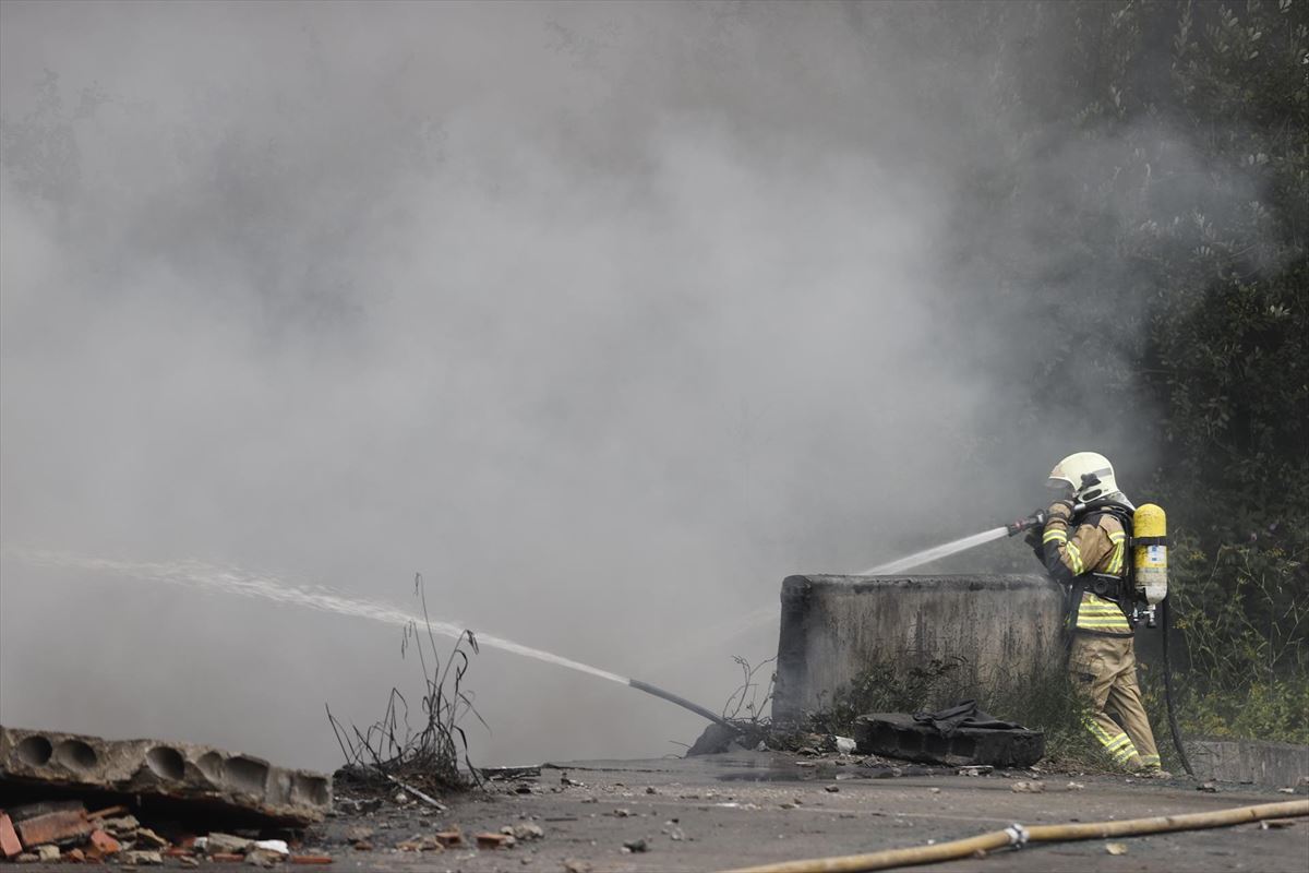 Un bombero trabaja para apagar el fuego del incendio de Lemoa. Foto: EFE.