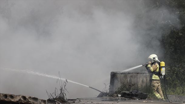 Un bombero trabaja para apagar el fuego del incendio de Lemoa. Foto: EFE.