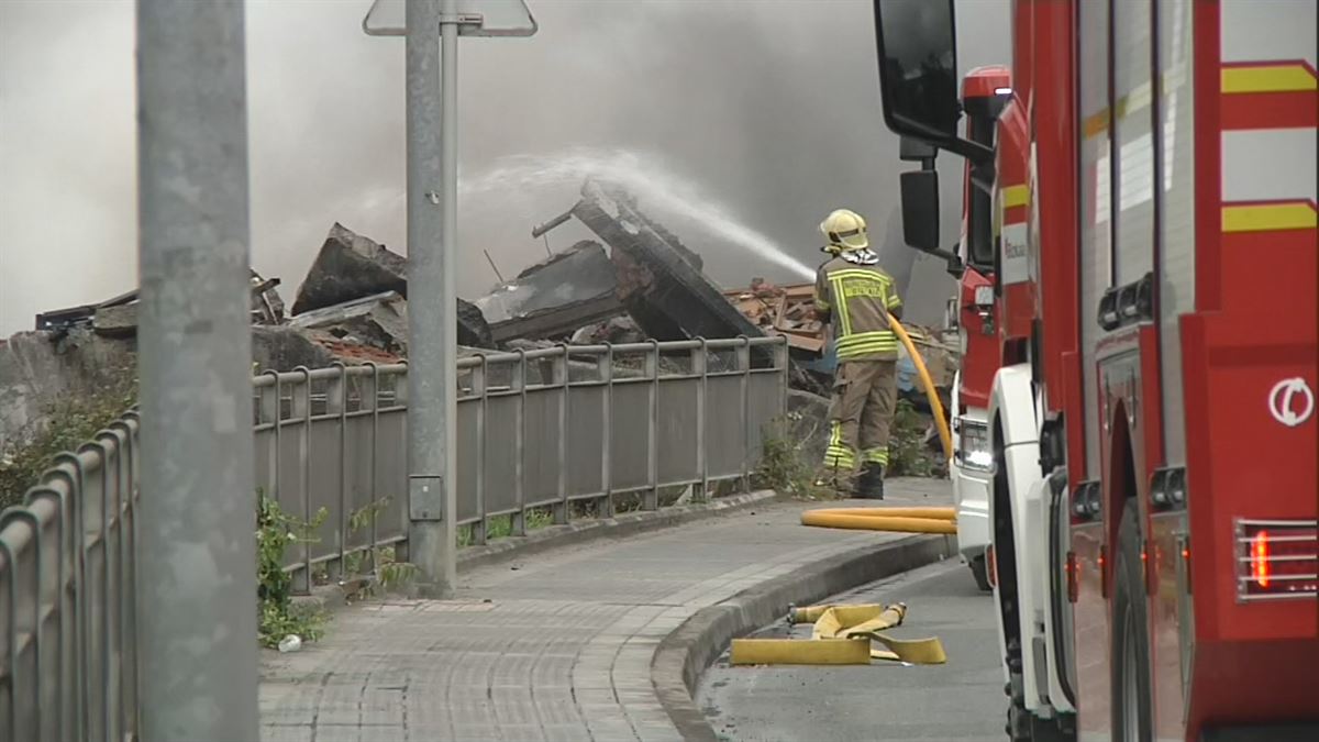 El fuego ha destruido un pabellón en Lemoa. Foto: EFE