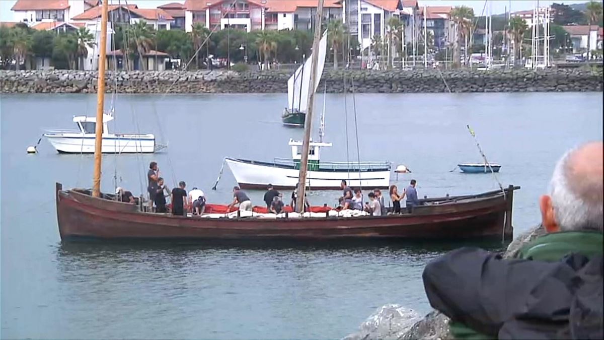 El barco Elkano en su llegada a Hondarribia, la pasada semana. Foto: EITB Media