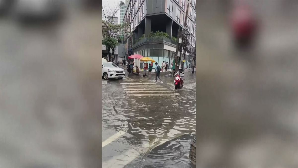 Calles inundadas en Bangkok. Imagen obtenida de un video de Agencias.