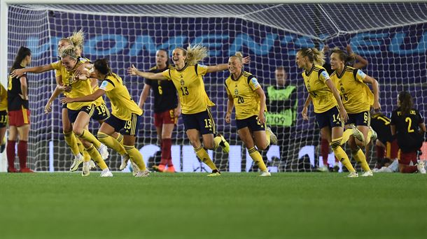 Las jugadoras suecas celebran el gol de la victoria.