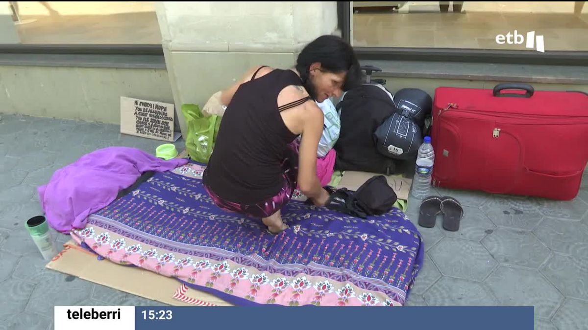 Una persona que sufre sinhogarismo. Una foto sacada de un vídeo de EITB Media.