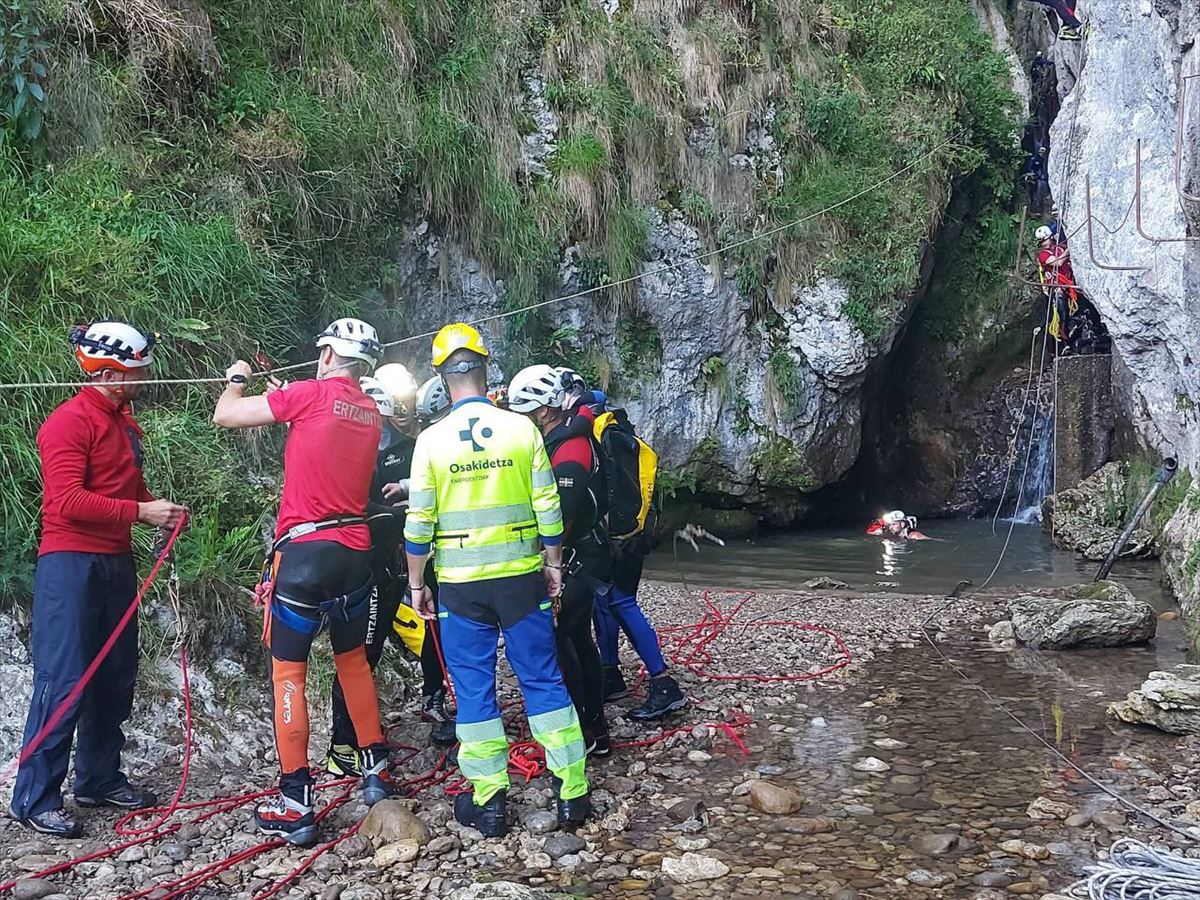 Imagen del rescate en la cueva de La Leze, en Álava. Foto: Sos Deiak